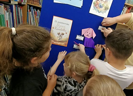 dzieci wykonują gazetkę informacyjną