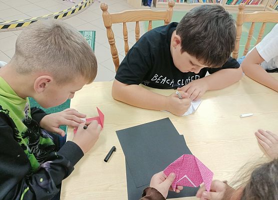 uczniowie wykonują z papieru pieski