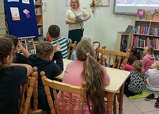 nauczycielka prowadzi zajęcia w bibliotece