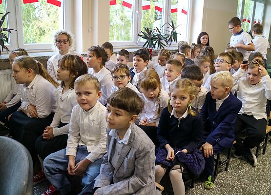 uczniowie oglądają występy z okazji dnia patrona