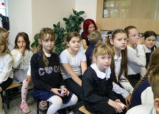 uczniowie oglądają występy z okazji dnia patrona