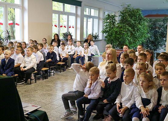 uczniowie oglądają występy z okazji dnia patrona