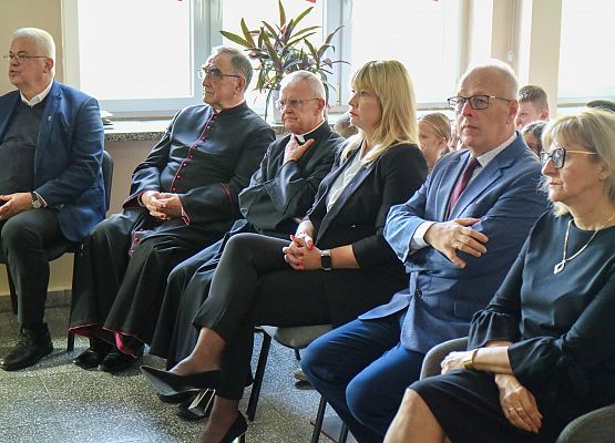 zaproszeni goście i dyrekcja szkoły