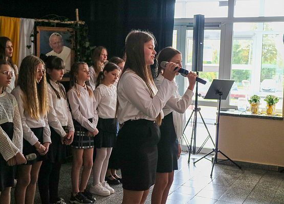 uczniowie występują na scenie