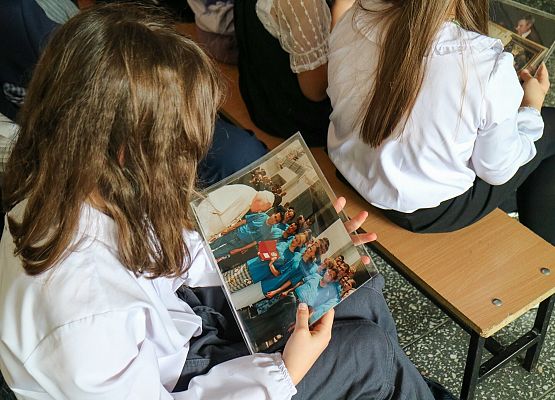 uczniowie oglądają otrzymane obrazki