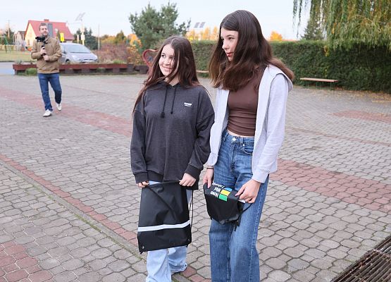 uczennice  prezentują otrzymane worki szkolne