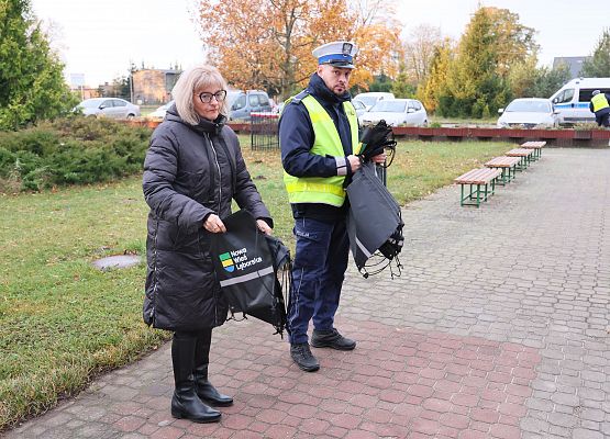 pani wicedyrektor rozdaje uczniom szkolne worki