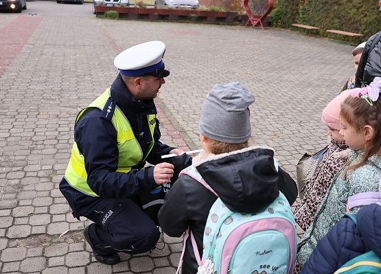 policjanci rozdają dzieciom materiały odblaskowe