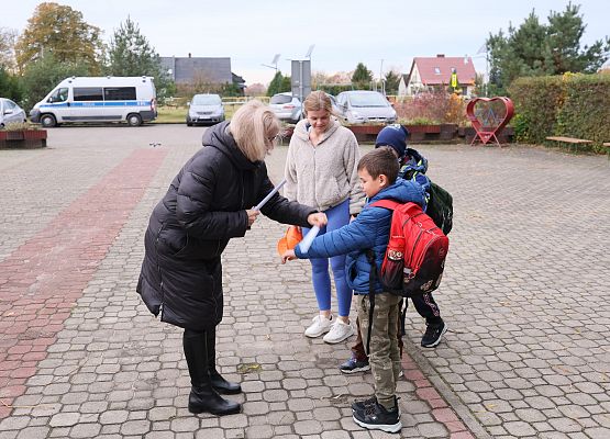 pani wicedyrektor zakłada uczniom opaski odblaskowe