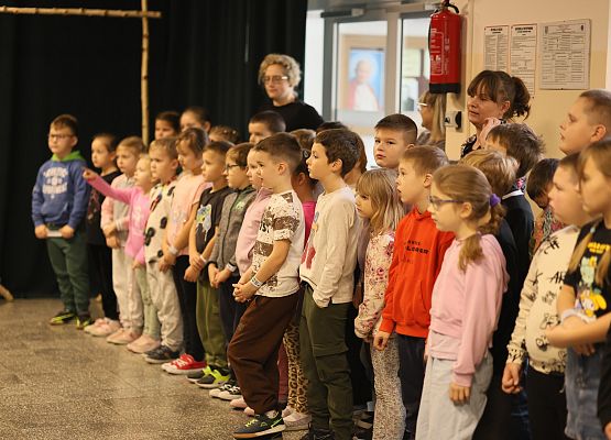 uczniowie podczas pogadanki o bezpieczeństwie w ruchu drogowym