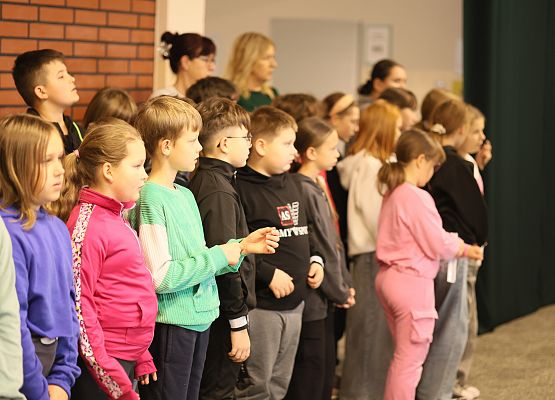 uczniowie podczas pogadanki o bezpieczeństwie w ruchu drogowym