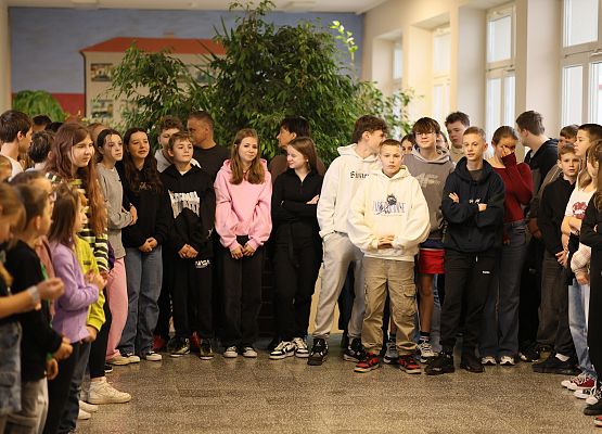 uczniowie podczas pogadanki o bezpieczeństwie w ruchu drogowym