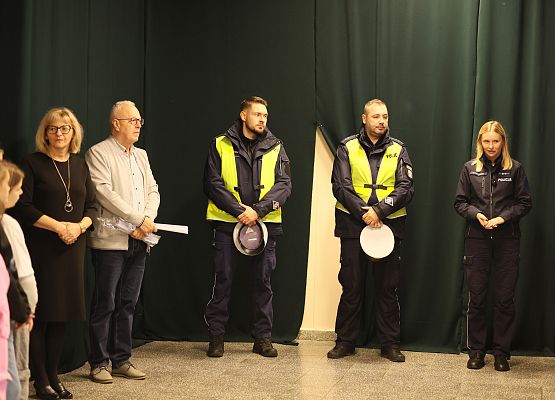 dyrekcja szkoły i policjanci podczas pogadanki o bezpieczeństwie w ruchu drogowym