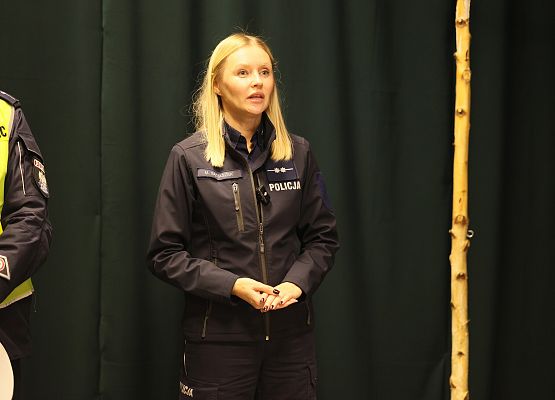 policjantka podczas pogadanki o bezpieczeństwie w ruchu drogowym