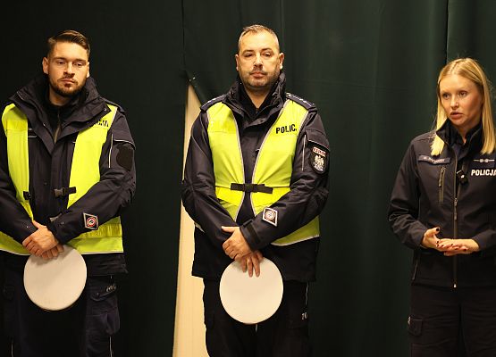 policjanci podczas pogadanki o bezpieczeństwie w ruchu drogowym