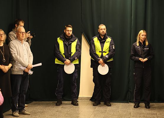 dyrekcja szkoły i policjanci podczas pogadanki o bezpieczeństwie w ruchu drogowym