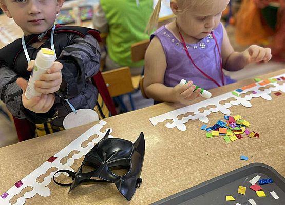 dzieci ozdabiają papierowe korony