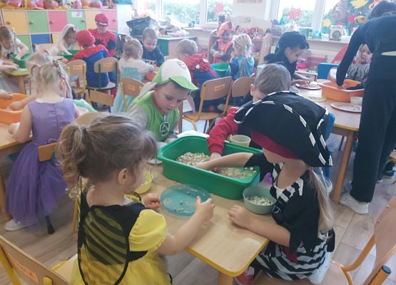 dzieci podczas zajęć pracują przy stolikach