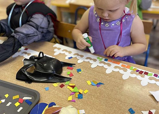 dzieci ozdabiają papierowe korony