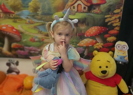 dziewczynka w fotobudce