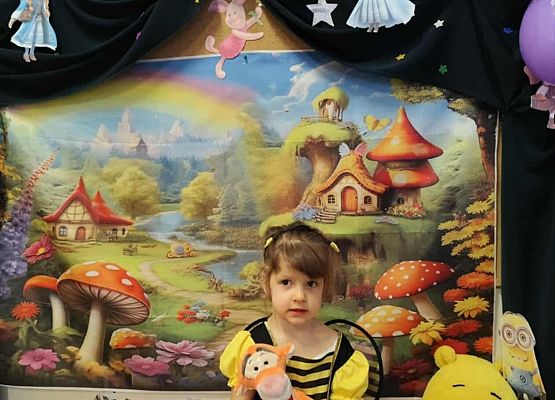 dziewczynka w fotobudce