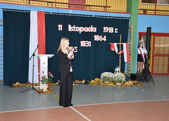 nauczycielka rozpoczyna uroczystość