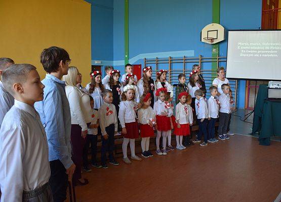 wspólne śpiewanie hymnu