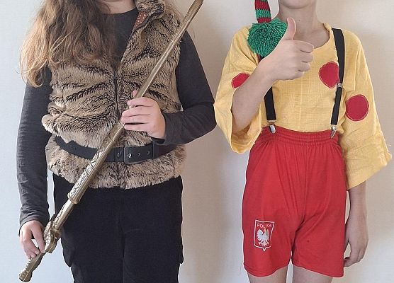 uczniowie w bajkowych przebraniach