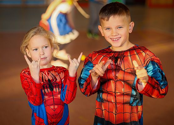uczniowie w bajkowych przebraniach