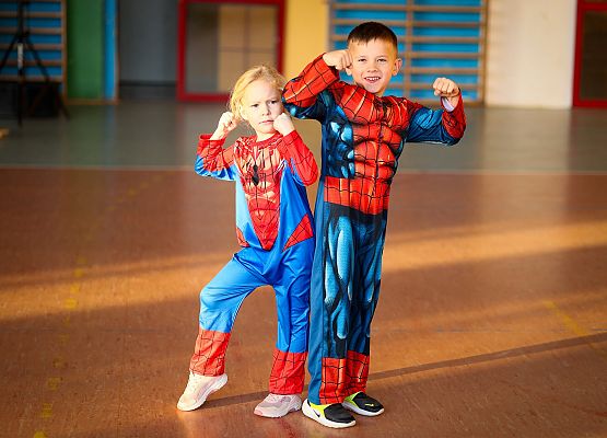 uczniowie w bajkowych przebraniach