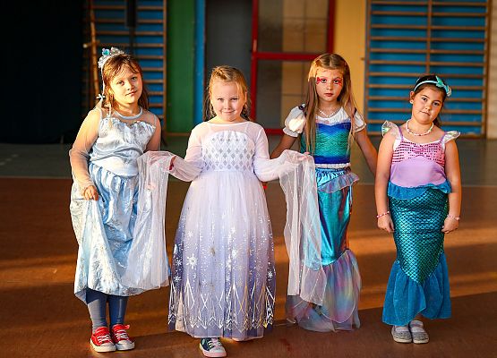 uczniowie w bajkowych przebraniach