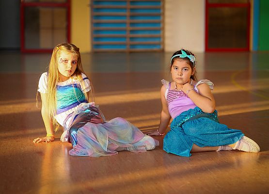 uczniowie w bajkowych przebraniach