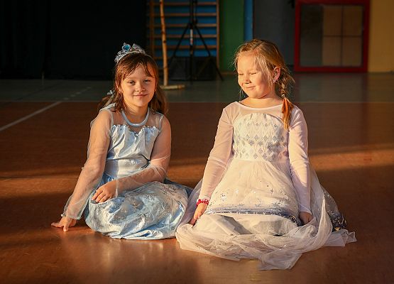 uczniowie w bajkowych przebraniach