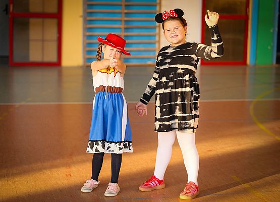 uczniowie w bajkowych przebraniach