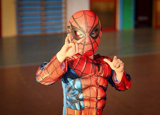 uczniowie w bajkowych przebraniach