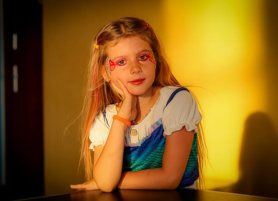 uczniowie w bajkowych przebraniach