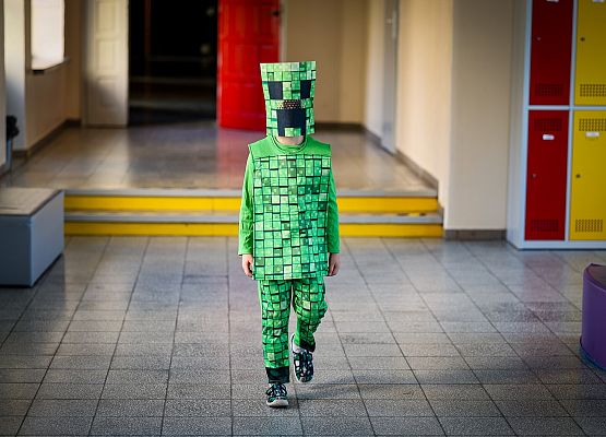 uczniowie w bajkowych przebraniach