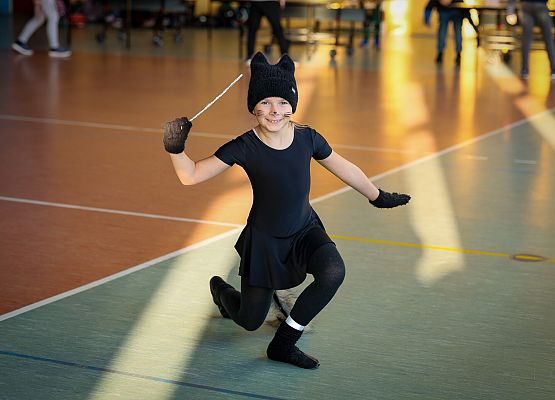 uczniowie w bajkowych przebraniach