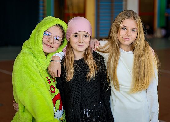 uczniowie w bajkowych przebraniach