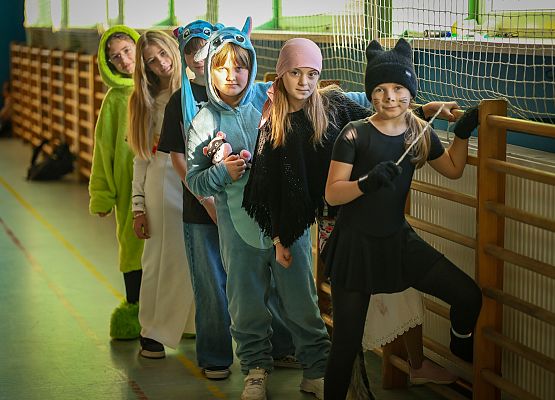 uczniowie w bajkowych przebraniach