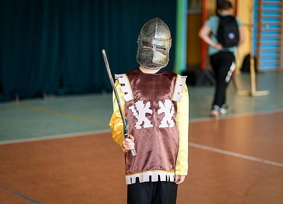 uczniowie w bajkowych przebraniach