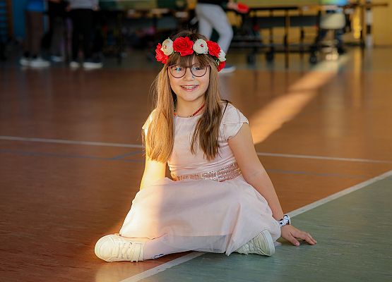 uczniowie w bajkowych przebraniach