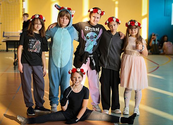 uczniowie w bajkowych przebraniach