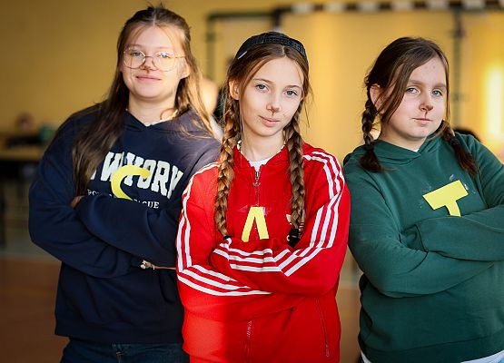 uczniowie w bajkowych przebraniach