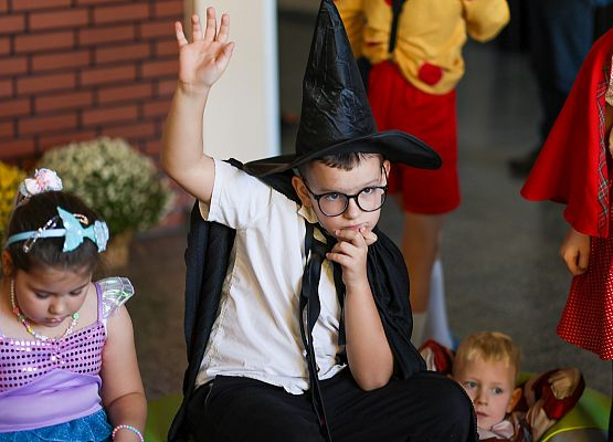 uczniowie w bajkowych przebraniach