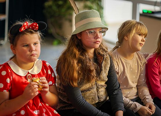 uczniowie w bajkowych przebraniach