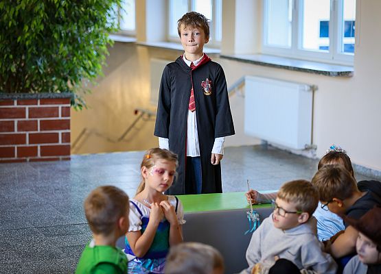 uczniowie w bajkowych przebraniach
