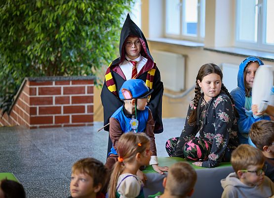 uczniowie w bajkowych przebraniach