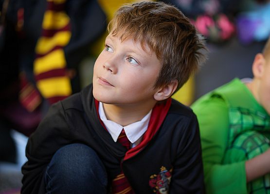 uczniowie w bajkowych przebraniach