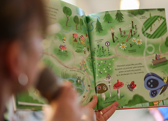 nauczycielka czyta bajkę uczniom